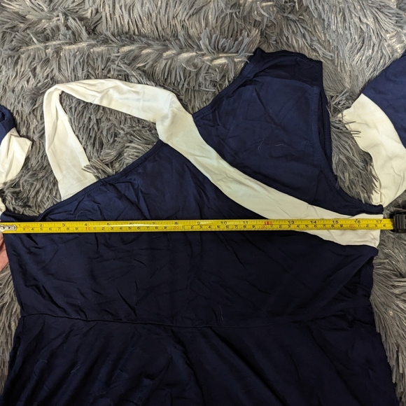 NWOT Venus Navy/White ColorBlock Flutter Sleeve Cold Shoulder Asymmetrical M Top - Picture 8 of 8